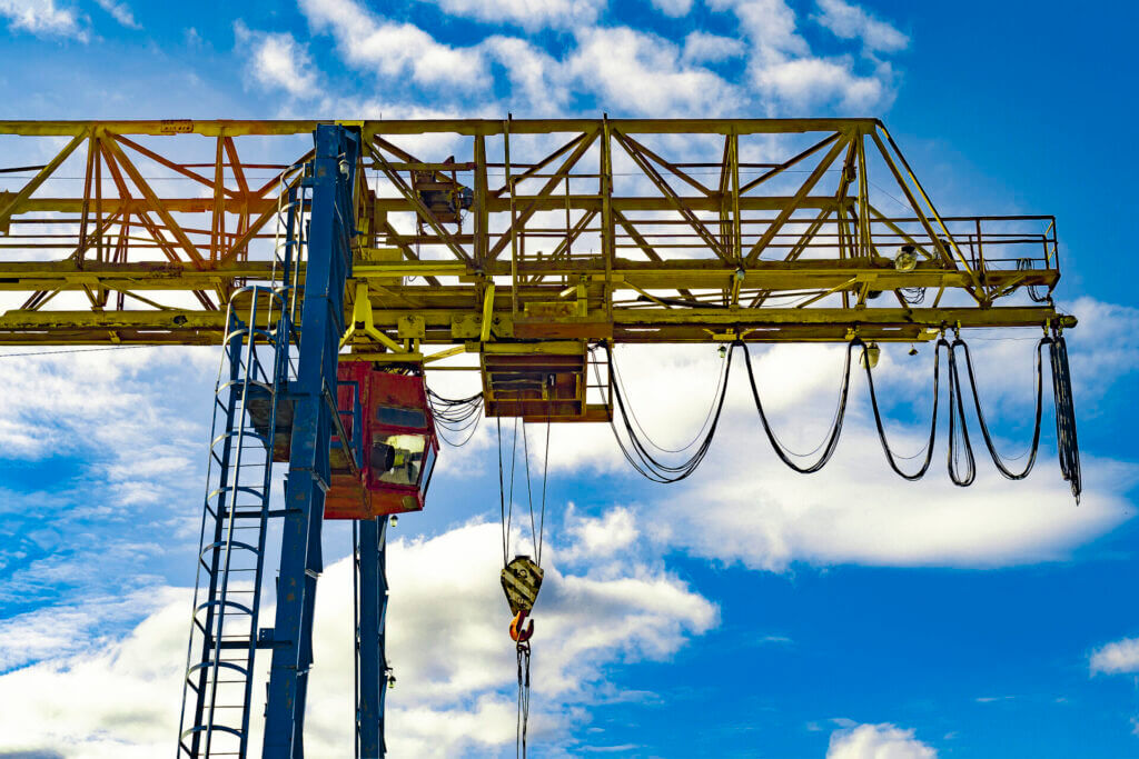 נוהל עבודה עם עגורן גשר: מדריך למפעיל ולמנהל העבודה